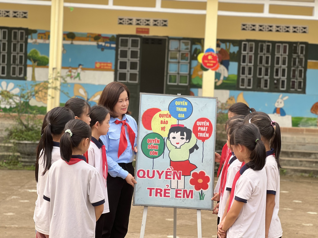 Một cô giáo trẻ nhiệt huyết và luôn nỗ lực mang đến những trải nghiệm bổ ích và vui vẻ cho học sinh là những lời nhận xét của phụ huynh và giáo viên trường Tiểu học Đông Ngũ 2 về cô giáo Đinh Thị Hợi (Ảnh: CTV) Một cô giáo trẻ nhiệt huyết và luôn nỗ lực mang đến những trải nghiệm bổ ích và vui vẻ cho học sinh là những lời nhận xét của phụ huynh và giáo viên trường Tiểu học Đông Ngũ 2 về cô giáo Đinh Thị Hợi (Ảnh: CTV)