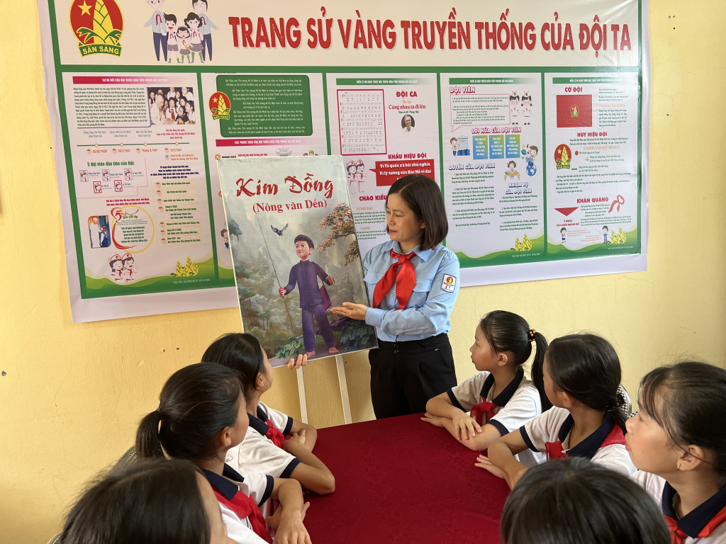 Giờ học về truyền thống Đội của cô giáo Đinh Thị Hợi và học trò (Ảnh: CTV) Giờ học về truyền thống Đội của cô giáo Đinh Thị Hợi và học trò (Ảnh: CTV)
