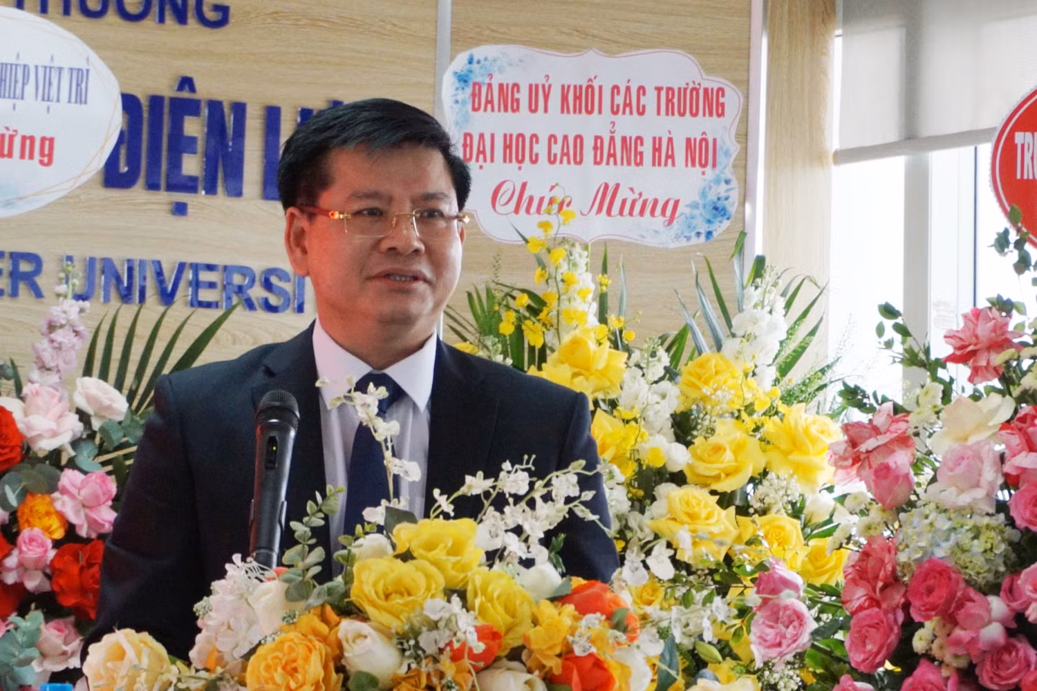 Phó Giáo sư, Tiến sĩ Đinh Văn Châu phát biểu khai mạc chương trình.