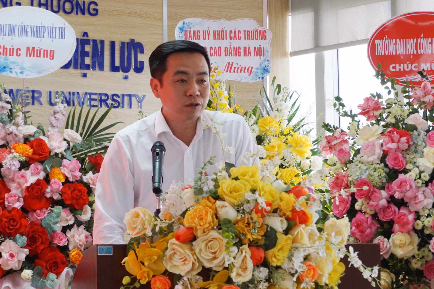 Ông Nguyễn Thế Hiếu công bố Quyết định công nhận Hội đồng trường Trường Đại học Điện lực nhiệm kỳ 2023 - 2028.