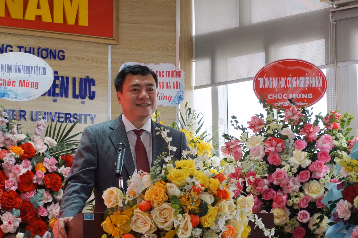 Thứ trưởng Nguyễn Sinh Nhật Tân phát biểu giao nhiệm vụ cho cá nhân và tập thể Hội đồng trường Trường Đại học Điện lực nhiệm kỳ 2023-2028.