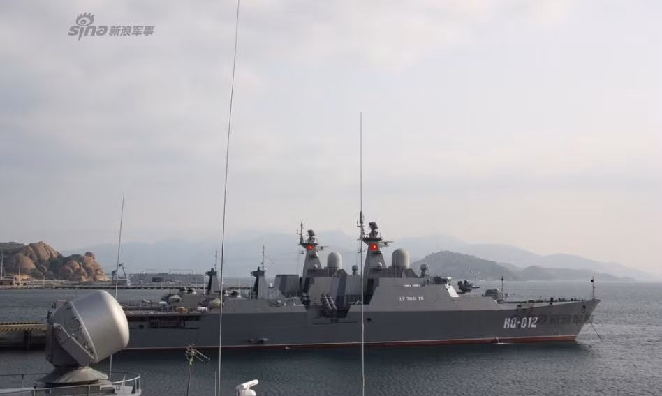 Tàu hộ vệ tên lửa HQ-012 Lý Thái Tổ của Hải quân Việt Nam ở vịnh Cam Ranh (nguồn Tân Hoa xã, sina)