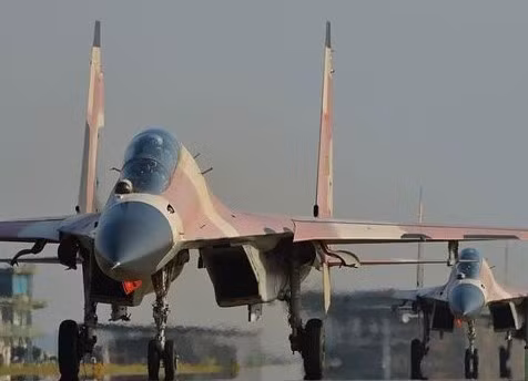 Máy bay chiến đấu Su-30 Không quân Trung Quốc sơm màu mô phỏng "kẻ thù" (ảnh tư liệu)
