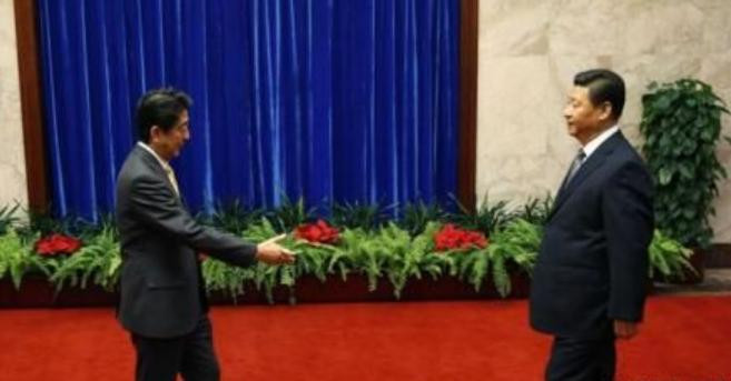 Ngày 10 tháng 11 năm 2014, ông Tập Cận Bình, lãnh đạo Trung Quốc (phải) có cuộc gặp với Thủ tướng Nhật Bản Shinzo Abe Ngày 10 tháng 11 năm 2014, ông Tập Cận Bình, lãnh đạo Trung Quốc (phải) có cuộc gặp với Thủ tướng Nhật Bản Shinzo Abe
