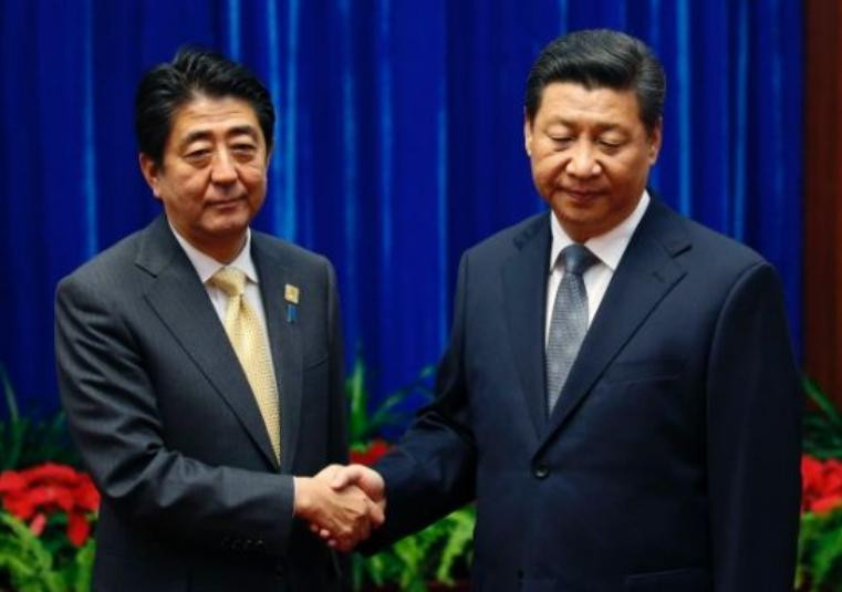 Ông Tập Cận Bình có vẻ mặt lạnh nhạt và mắt nhìn xuống khi bắt tay ông Shinzo Abe Ông Tập Cận Bình có vẻ mặt lạnh nhạt và mắt nhìn xuống khi bắt tay ông Shinzo Abe