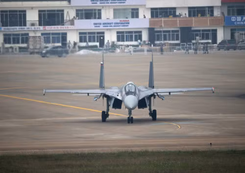 Máy bay chiến đấu Su-35 bay biểu diễn ở Triển lãm hàng không Chu Hải 2014 Trung Quốc