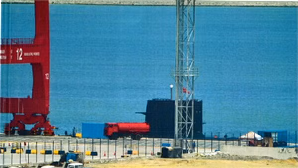 Tàu ngầm thông thường Type 039 Hải quân Trung Quốc xuất hiện ở cảng Colombo, Sri Lanka vào tháng 9 năm 2014.