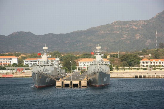 Tàu chiến Hải quân Việt Nam ở vịnh Cam Ranh