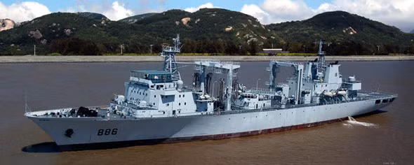 Tàu tiếp tế tổng hợp Type 903 dài 171,4 m, rộng 24,6 m, mớn nước 9 m, lượng giãn nước đầy 23.000 tấn, tốc độ cao nhất 19 hải lý/giờ, có nhà chứa máy bay cố định, có thể mang theo 1 máy bay trực thăng Z-8 hoặc máy bay trực thăng cỡ lớn cấp tương đương. Trong hình là tàu tiếp tế tổng hợp Thiên Đảo Hồ thuộc Hạm đội Đông Hải, Hải quân Trung Quốc (nguồn Thời báo Hoàn Cầu, TQ)