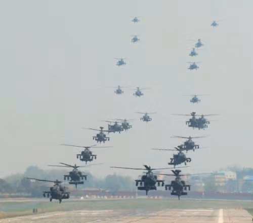 Tiểu đoàn máy bay trực thăng AH-64D Apache thuộc lữ đoàn tấn công đường không 4, Quân đội Mỹ tại Hàn Quốc ngày 18 tháng 4 năm 2014 (ảnh minh họa)