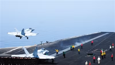Máy bay chiến đấu Super Honert cất cánh từ tàu sân bay Mỹ tiến hành không kích các mục tiêu của ISIS Iraq