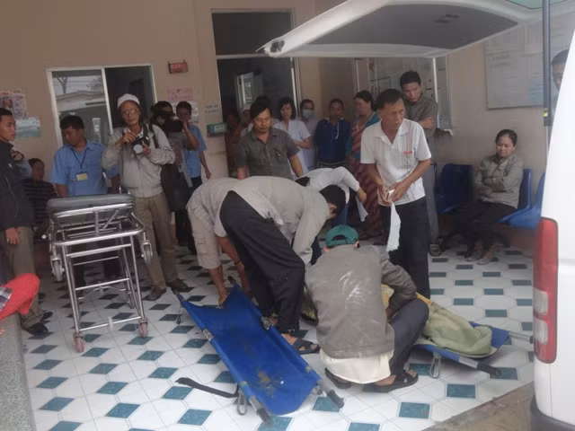 Thi thể học sinh Võ Tấn Tài - nạn nhân cuối cùng được đưa về bệnh viện Cần Giờ vào lúc 7h sáng ngày 30/12