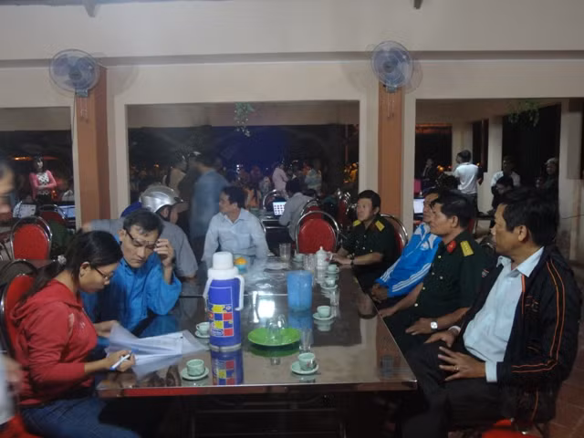 Cuộc hợp khẩn cấp tại hiện trường giữa các cơ quan chức năng và các lực lượng cứu hộ vào lúc 21h ngày 29/12