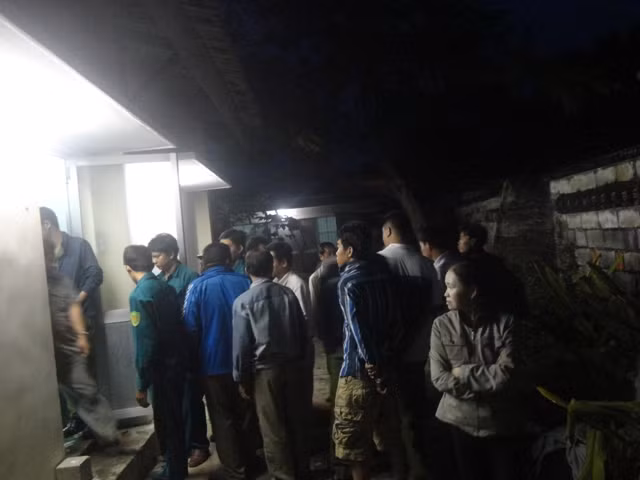 Người thân chờ nhận dạng con mình tại nhà xác bệnh viện Cần Giờ