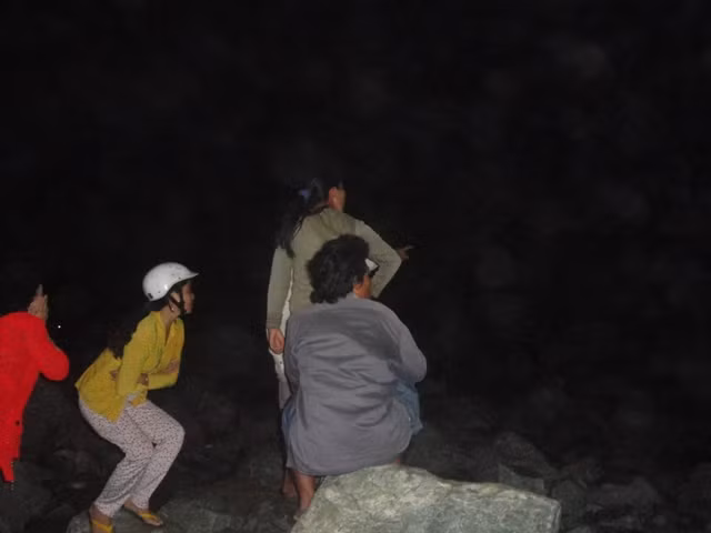 Người nhà nạn nhân nóng lòng ra bãi biển ngồi ngóng tin con...