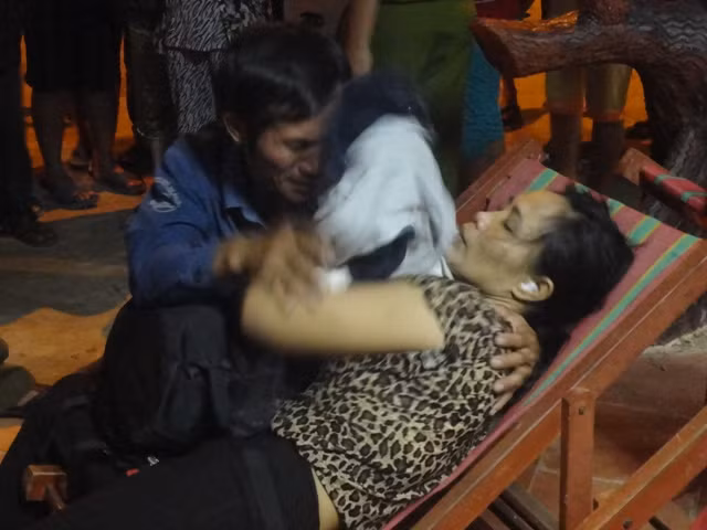 Mẹ em Tài ngất lịm thấy thi thể con trai mình