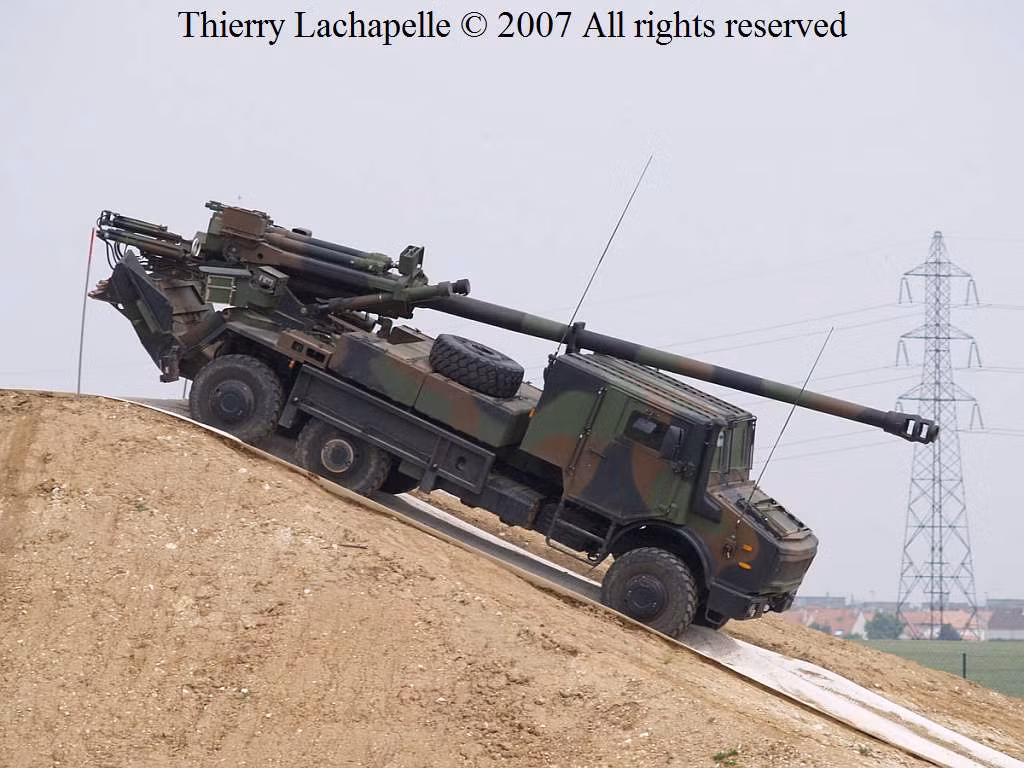 Hệ thống pháo tự hành 155mm CAESAR.