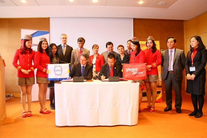 Ông Lưu Đức Khánh - Giám đốc điều hành VietJet và Ông Gaël Meheust – Phó Chủ tịch phụ trách thương mại của CFM thực hiện lễ ký kết dưới sự chứng kiến của Ông Phạm Quý Tiêu- Thứ trưởng Bộ Giao Thông vận tải và ông Dương Chí Dũng- Đại sứ Việt Nam tại Pháp, Lãnh đạo của CFM và lãnh đạọ VietJet Ông Lưu Đức Khánh - Giám đốc điều hành VietJet và Ông Gaël Meheust – Phó Chủ tịch phụ trách thương mại của CFM thực hiện lễ ký kết dưới sự chứng kiến của Ông Phạm Quý Tiêu- Thứ trưởng Bộ Giao Thông vận tải và ông Dương Chí Dũng- Đại sứ Việt Nam tại Pháp, Lãnh đạo của CFM và lãnh đạọ VietJet