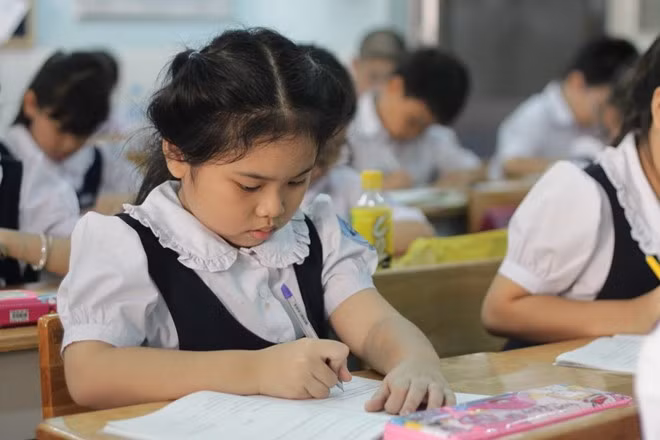 Học sinh Tiểu học luyện viết chữ đẹp. (Ảnh: zing.vn) Học sinh Tiểu học luyện viết chữ đẹp. (Ảnh: zing.vn)
