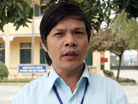 Thầy Đỗ Việt Khoa từng nhiều lần đứng lên tố cáo tiêu cực. (Ảnh trên giaoduc.net.vn) Thầy Đỗ Việt Khoa từng nhiều lần đứng lên tố cáo tiêu cực. (Ảnh trên giaoduc.net.vn)
