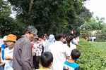 Du khách thập phương về thăm quê bác. (Ảnh: Bùi Minh Tuấn) Du khách thập phương về thăm quê bác. (Ảnh: Bùi Minh Tuấn)
