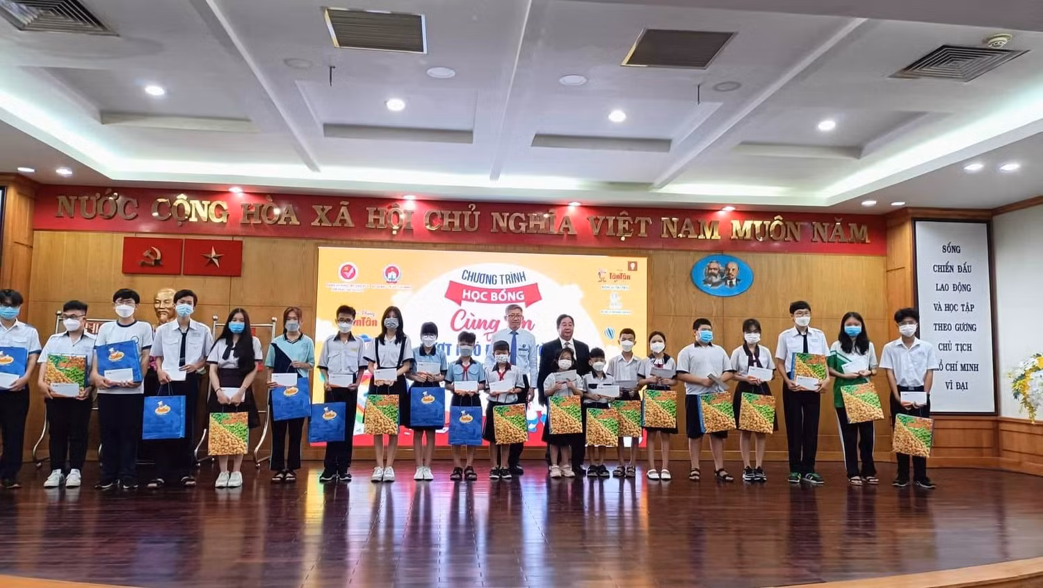Các em học sinh được trao học bổng "Cùng em vượt khó đến trường" (ảnh: P.L)