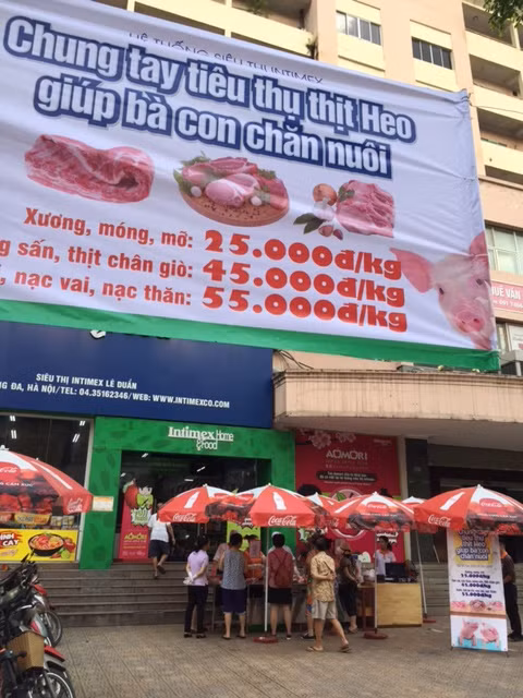 Hệ thống siêu thị Intimex tổ chức chương trình bán hàng chung tay tiêu thụ thịt lợn cùng bà con chăn nuôi bằng cách hỗ trợ tiêu thụ thịt lợn giúp nông dân.