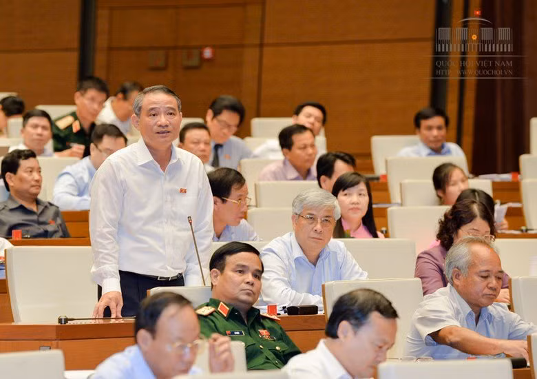 Bộ trưởng Bộ Giao thông vận tải - ông Trương Quang Nghĩa so sánh suất đầu tư cao tốc của Việt Nam với nhiều nước phát triển và cho rằng mức đầu tư đường cao tốc của Việt Nam thấp hơn nhiều nước. - ảnh Trung tâm thông tin Quốc hội. Bộ trưởng Bộ Giao thông vận tải - ông Trương Quang Nghĩa so sánh suất đầu tư cao tốc của Việt Nam với nhiều nước phát triển và cho rằng mức đầu tư đường cao tốc của Việt Nam thấp hơn nhiều nước. - ảnh Trung tâm thông tin Quốc hội.