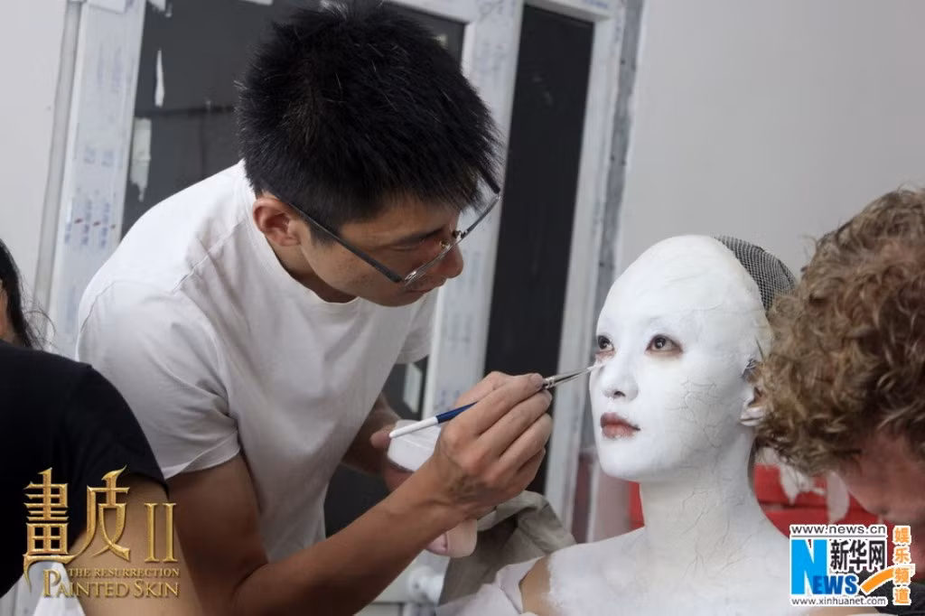 Trong Họa bì 2, các nghệ sĩ hóa trang đã phải làm việc rất vất vả đặc biệt khi hóa trang cho nhân vật hồ ly tinh do Châu Tấn thủ vai. Ngày nào Châu Tấn cũng phải ngồi bất động 5 tiếng đồng hồ để trang điểm và sau cảnh quay lại mất hai tiếng để tẩy trang.