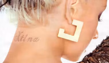 Nữ ca sĩ tóc bạch kim Christina Aguilera với hình xăm tên cô "Xtina" phía sau gáy. Nữ ca sĩ tóc bạch kim Christina Aguilera với hình xăm tên cô "Xtina" phía sau gáy.