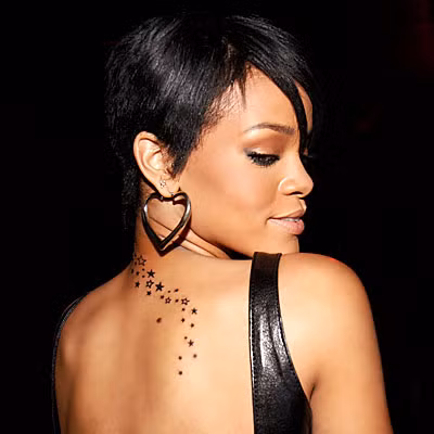 Nữ ca sĩ nhạc R&B Rihanna với 8 hình xăm trong đó đặc biệt là một dải các ngôi sao phía sau gáy và dòng chữ bằng tiếng Ả Rập dịch là "Freedom in God" ở cánh tay trái. Ngoài ra còn có một hình đầu lâu ở mắt cá chân trái, hình nốt nhạc ở bàn chân phải, một ngôi sao trên tai trái, biểu tượng cung Song Ngư đằng sau tai phải và chữ "Love" trên ngón tay giữa. Nữ ca sĩ nhạc R&B Rihanna với 8 hình xăm trong đó đặc biệt là một dải các ngôi sao phía sau gáy và dòng chữ bằng tiếng Ả Rập dịch là "Freedom in God" ở cánh tay trái. Ngoài ra còn có một hình đầu lâu ở mắt cá chân trái, hình nốt nhạc ở bàn chân phải, một ngôi sao trên tai trái, biểu tượng cung Song Ngư đằng sau tai phải và chữ "Love" trên ngón tay giữa.