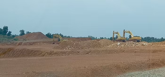 Sau khi quả đồi bị san gạt, khu vực ven hồ Đại Lải biến thành công trường xây dựng khổng lồ. Ảnh minh họa: Báo giao thông.