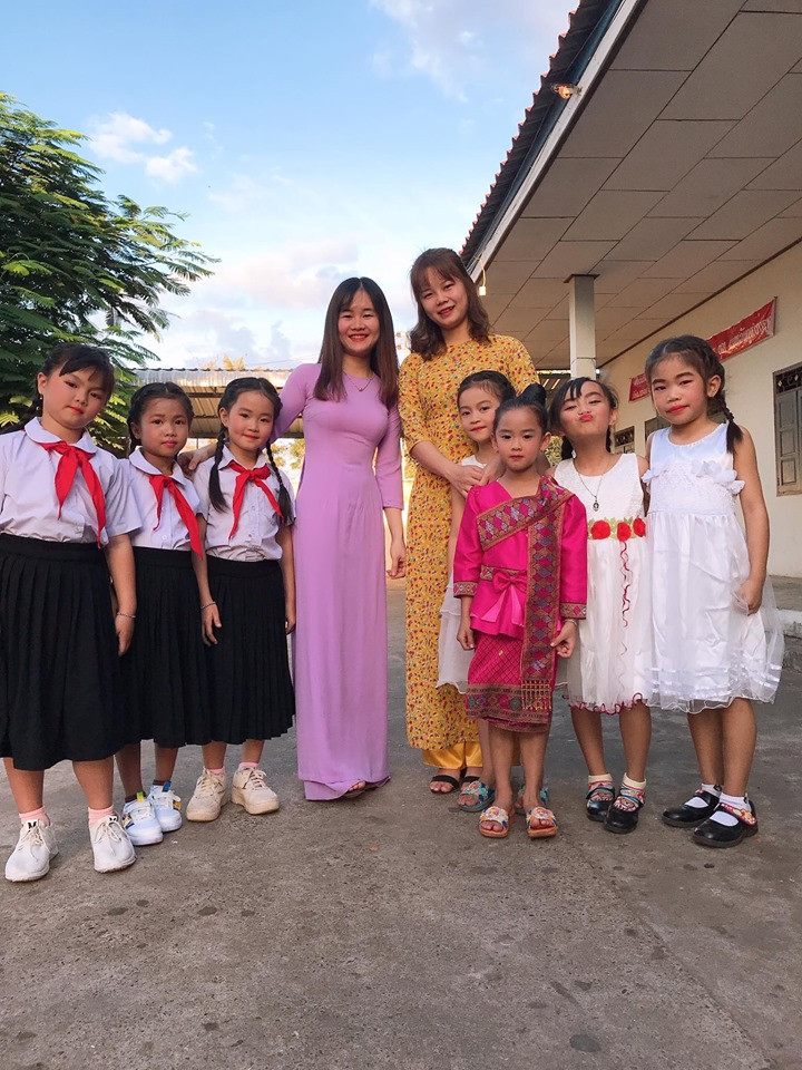 Cô giáo Ly Ly và đồng nghiệp bên các em học sinh trên nước bạn Lào. Sau những năm tháng tuổi trẻ bên nước bạn, các cô trở về đối diện với tương lai bấp bênh. Ảnh: NVCC Cô giáo Ly Ly và đồng nghiệp bên các em học sinh trên nước bạn Lào. Sau những năm tháng tuổi trẻ bên nước bạn, các cô trở về đối diện với tương lai bấp bênh. Ảnh: NVCC