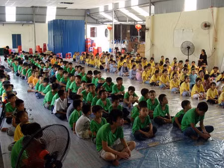 Các em vừa tu, vừa học và sinh hoạt vui chơi, nhờ vậy tinh thần các em sảng khoái, mặc dù những ngày hè thời tiết miền Bắc cực nóng.
