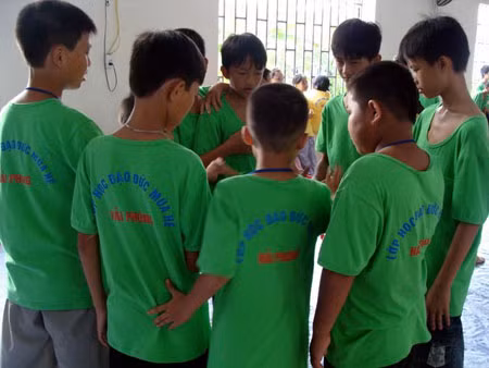 Ngoài chương trình của khóa tu và học, các em được các anh chị huynh trưởng hướng dẫn sinh hoạt vui chơi tập thể hoặc các em dành thời gian trống để đọc truyện tranh thiếu nhi, chơi trò chơi dân gian, v.v…