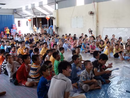 Các em vừa tu, vừa học và sinh hoạt vui chơi, nhờ vậy tinh thần các em sảng khoái, mặc dù những ngày hè thời tiết miền Bắc cực nóng.