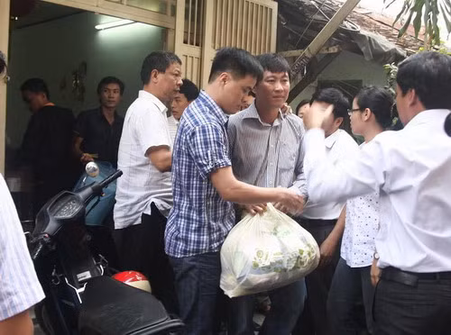 Chiều 2-1, Công an TP.HCM đã tống đạt quyết định khởi tố bị can và bắt tạm giam ông Nguyễn Văn Khương (bút danh Hoàng Khương, PV Báo Tuổi Trẻ) để điều tra, làm rõ hành vi “đưa hối lộ”. Ảnh: Nguyên PV Hoàng Khương (người cầm túi quần áo) chuẩn bị về cơ quan điều tra vào trưa 2-1 (Ảnh: Phạm Dũng/Nld.com.vn)