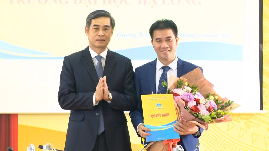 Tiến sĩ Trần Trung Vỹ, Phó Hiệu trưởng điều hành Trường Đại học Hạ Long trao Quyết định công bố bổ nhiệm chức danh Phó giáo sư ngành nông nghiệp cho Tiến sĩ Phạm Quý Giang. (Ảnh: CTV)
