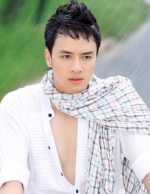Khăn cũng là phụ kiện thường xuyên được Cao Thái Sơn sử dụng. Khăn cũng là phụ kiện thường xuyên được Cao Thái Sơn sử dụng.
