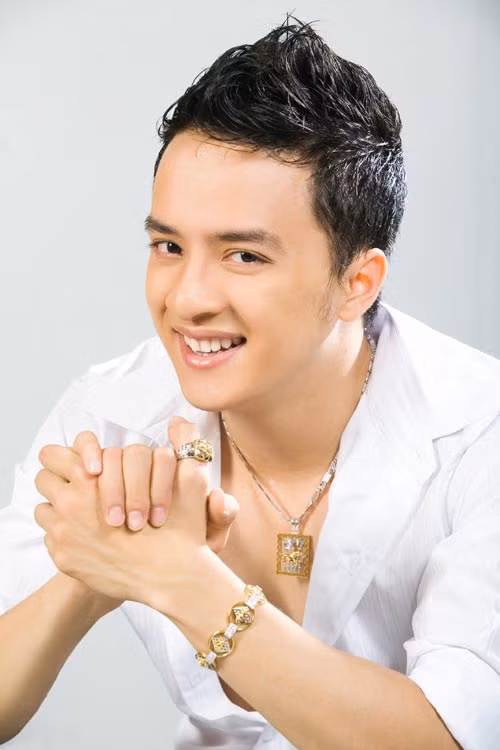 Từ ánh mắt, nụ cười đến động tác của Cao Thái Sơn đều rất "điệu". Từ ánh mắt, nụ cười đến động tác của Cao Thái Sơn đều rất "điệu".