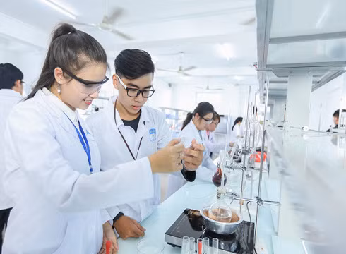 Sinh viên Trường HUTECH trong giờ học tập, làm thí nghiệm (ảnh: HUTECH)
