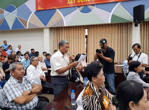 Cử tri phát biểu ý kiến trong buổi tiếp xúc với các đại biểu Quốc hội ở tổ số 1 sáng ngày 19/6 (ảnh: P.L)