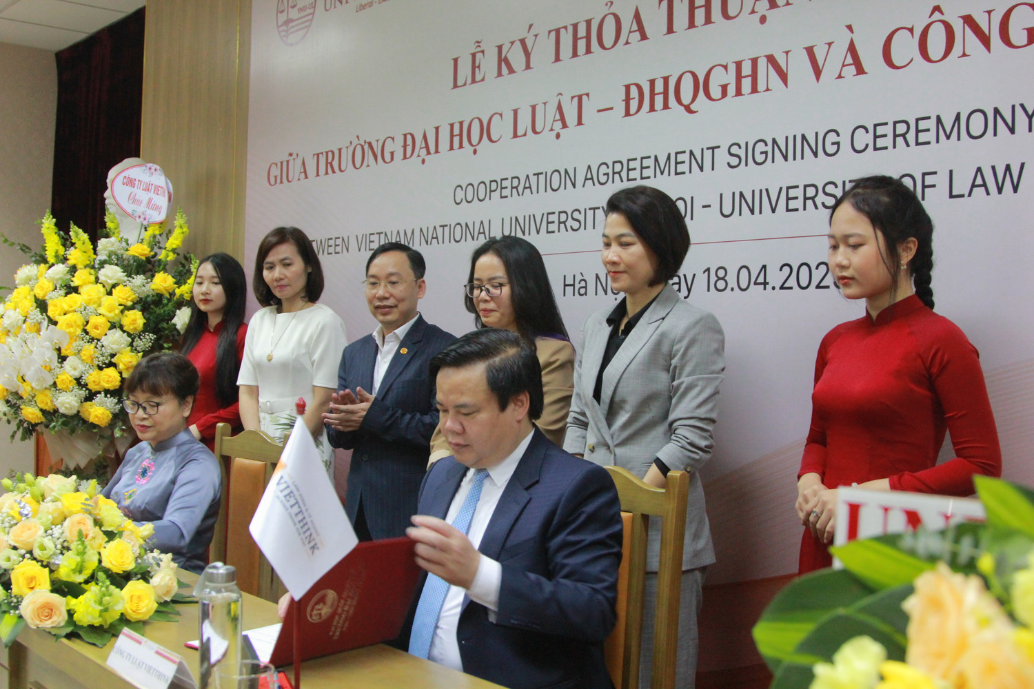 Lãnh đạo của hai đơn vị kí thoả thuận hợp tác. (Ảnh: Mạnh Đoàn)