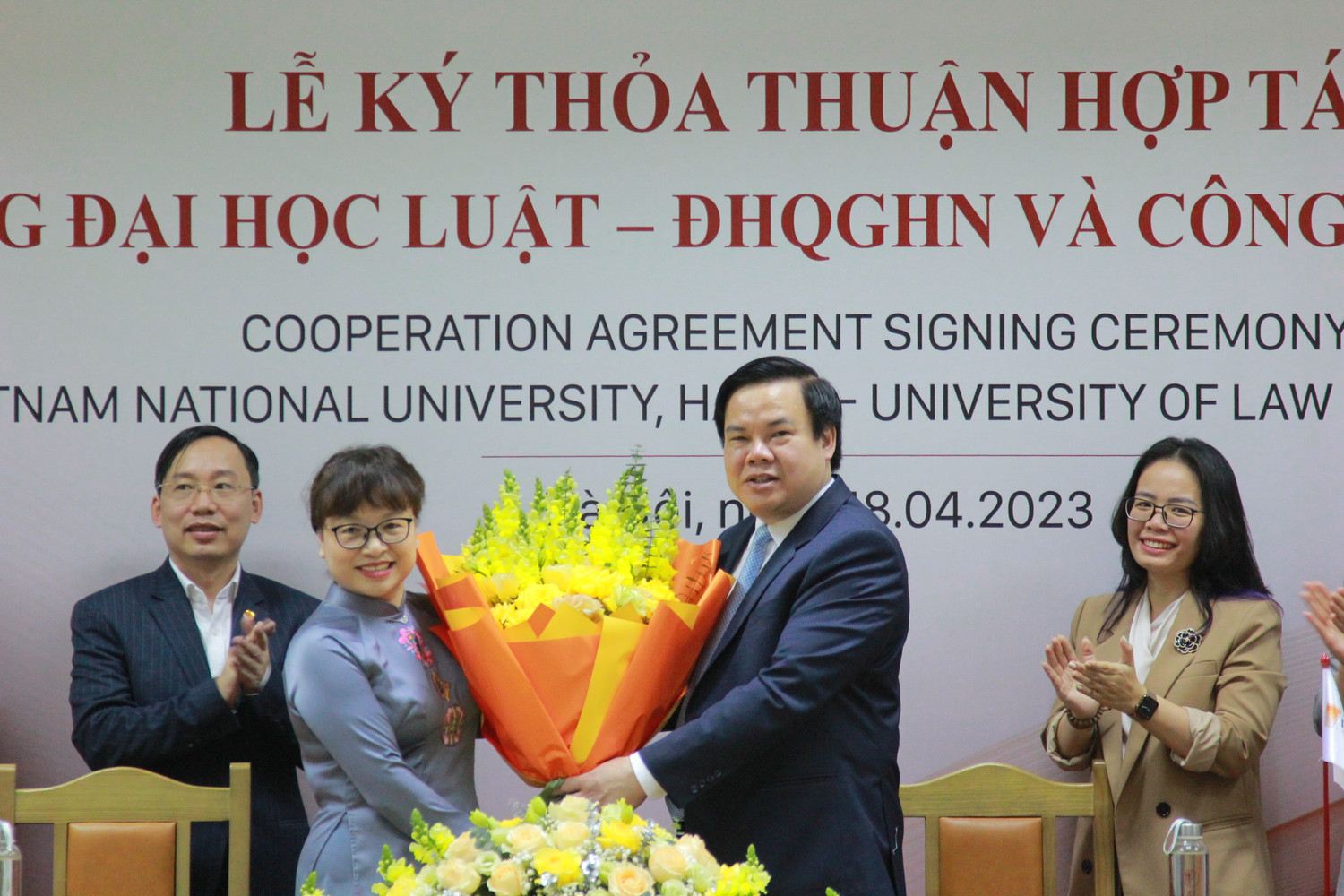 Lãnh đạo 2 đơn vị chụp ảnh lưu niệm. (Ảnh: Mạnh Đoàn)
