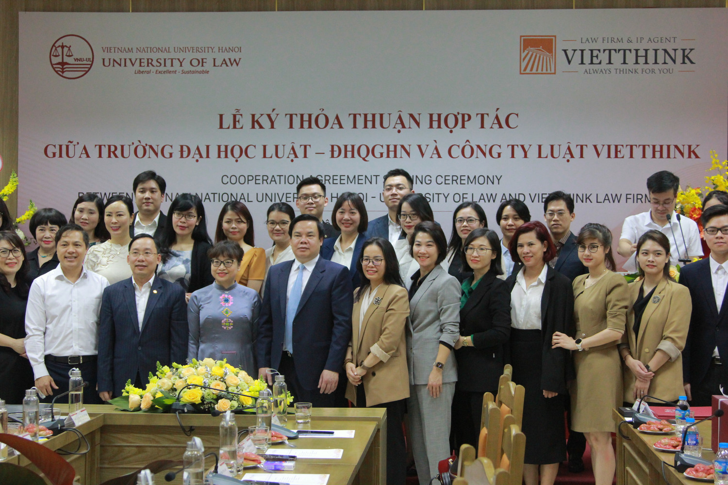 Lãnh đạo, nhân viên, cán bộ của hai đơn vị chụp ảnh lưu niệm. (Ảnh: Mạnh Đoàn)