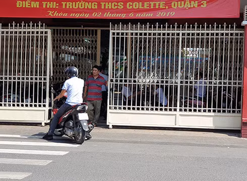Cổng điểm thi ở Trường Colette vẫn mở cửa thoải mái lúc 9h14 sáng ngày 3/6 (ảnh: P.L)