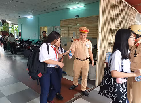 Cảnh sát giao thông Thành phố Hồ Chí Minh phát nước suối miễn phí cho các thí sinh (ảnh: P.L)