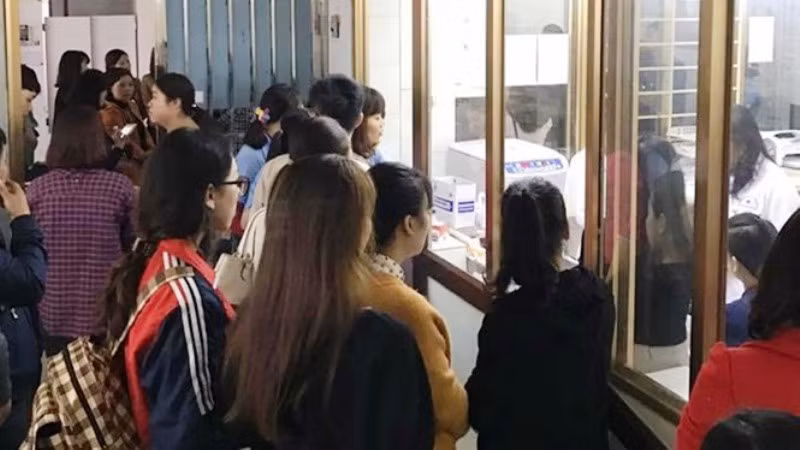 Hàng trăm giáo viên ở Quảng Ninh đã tập trung trước cổng bệnh viện để chờ hiến máu cứu học sinh là hình ảnh gây xúc động mạnh mẽ trong xã hội. Ảnh: thanhnien.vn Hàng trăm giáo viên ở Quảng Ninh đã tập trung trước cổng bệnh viện để chờ hiến máu cứu học sinh là hình ảnh gây xúc động mạnh mẽ trong xã hội. Ảnh: thanhnien.vn