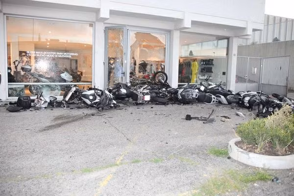 Dàn mô tô trong vụ tại nạn bên trong showroom BMW Dàn mô tô trong vụ tại nạn bên trong showroom BMW