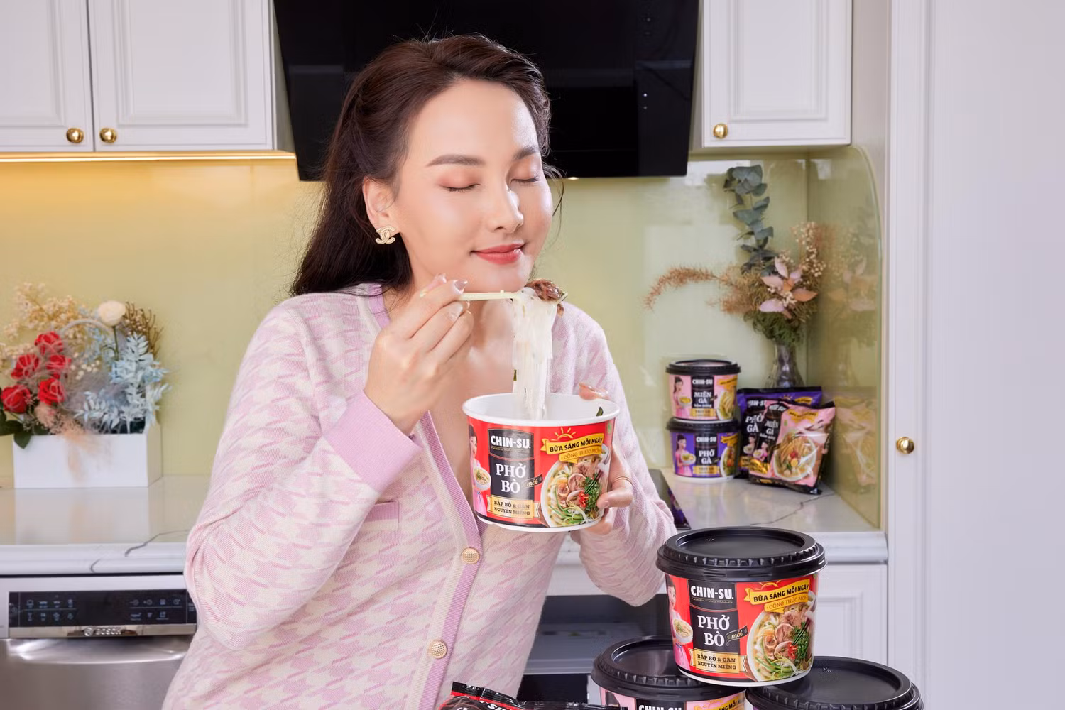 Phở bò CHIN-SU luôn là lựa chọn hàng đầu của Bảo Thanh trong các chuyến đi xa Phở bò CHIN-SU luôn là lựa chọn hàng đầu của Bảo Thanh trong các chuyến đi xa